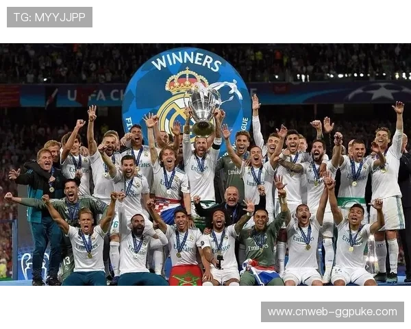 球迷创意横幅致敬传奇，欧冠赛场温情时刻不断